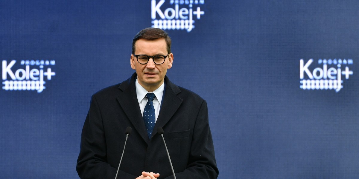 Mateusz Morawiecki podczas konferencji prasowej na temat programu Kolej Plus.