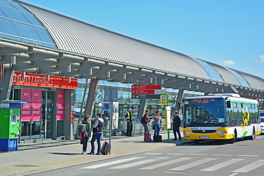 Lotnisko w Modlinie obsłużyło w 2018 r. ponad 3 mln pasażerów. Dominującą pozycję na nim ma tania linia lotnicza Ryanair, co jest jednym z głównych zarzutów PPL wobec polityki zarządzania podwarszawskim portem lotniczym