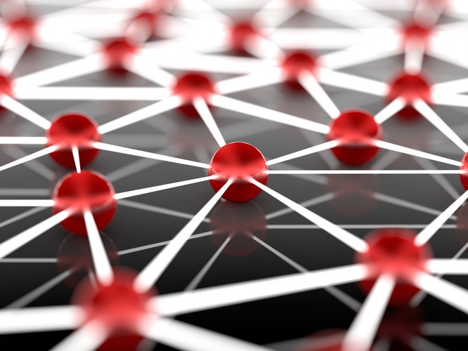 Networking - czyli dbanie o szeroki krąg znajomości, pozyskiwanie nowych, podtrzymywanie starych. Jak ważne są dobre relacje, podkreśla obiegowa opinia, że pracę otrzymuje się tylko znajomości. Jest w tym sporo prawdy i nie ma co z tym walczyć - po prostu naucz się tej gry. Wszelkie imprezy firmowe czy konferencje dają do tego świetną okazję. Innym ważnym krokiem jest to, by można cię było znaleźć. Tu pomogą profesjonalne portale społecznościowe, a nawet tradycyjne wizytówki.