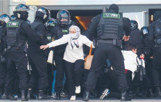 Pochłanianie kraju. 'Iluzja wolnej Białorusi. Jak walcząc o demokrację można utracić ojczyznę' [RECENZJA]