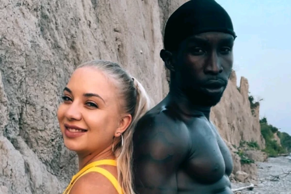 Kristina se zbog Sema iz Ugande preselila u Afriku, a sada su dobili ĆERKU: Devojčicu NEOBIČNOG IMENA kupaju u lavoru i uživaju, ali ljudi i dalje ne veruju u njihovu ljubav