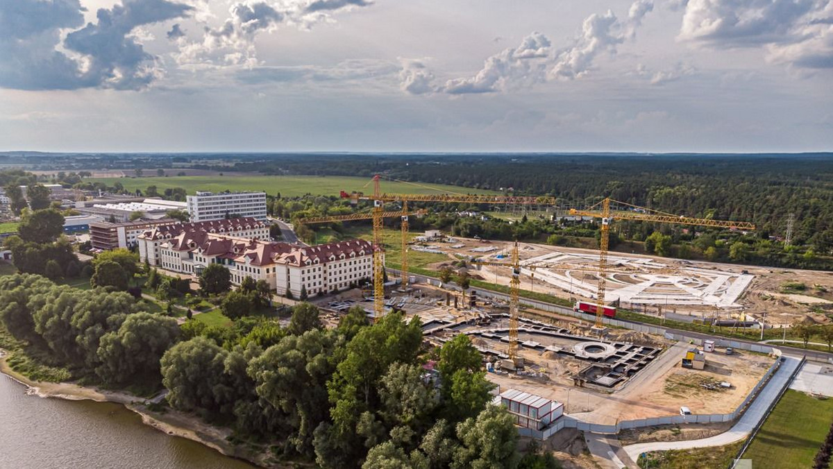 Toruń: "Miasteczko Rydzyka" pnie się w górę. Budowa kosztuje podatników 161 mln zł