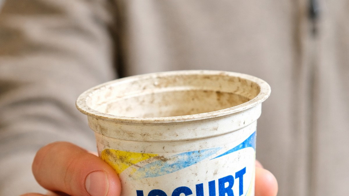 Stara čaša jogurta u ruci