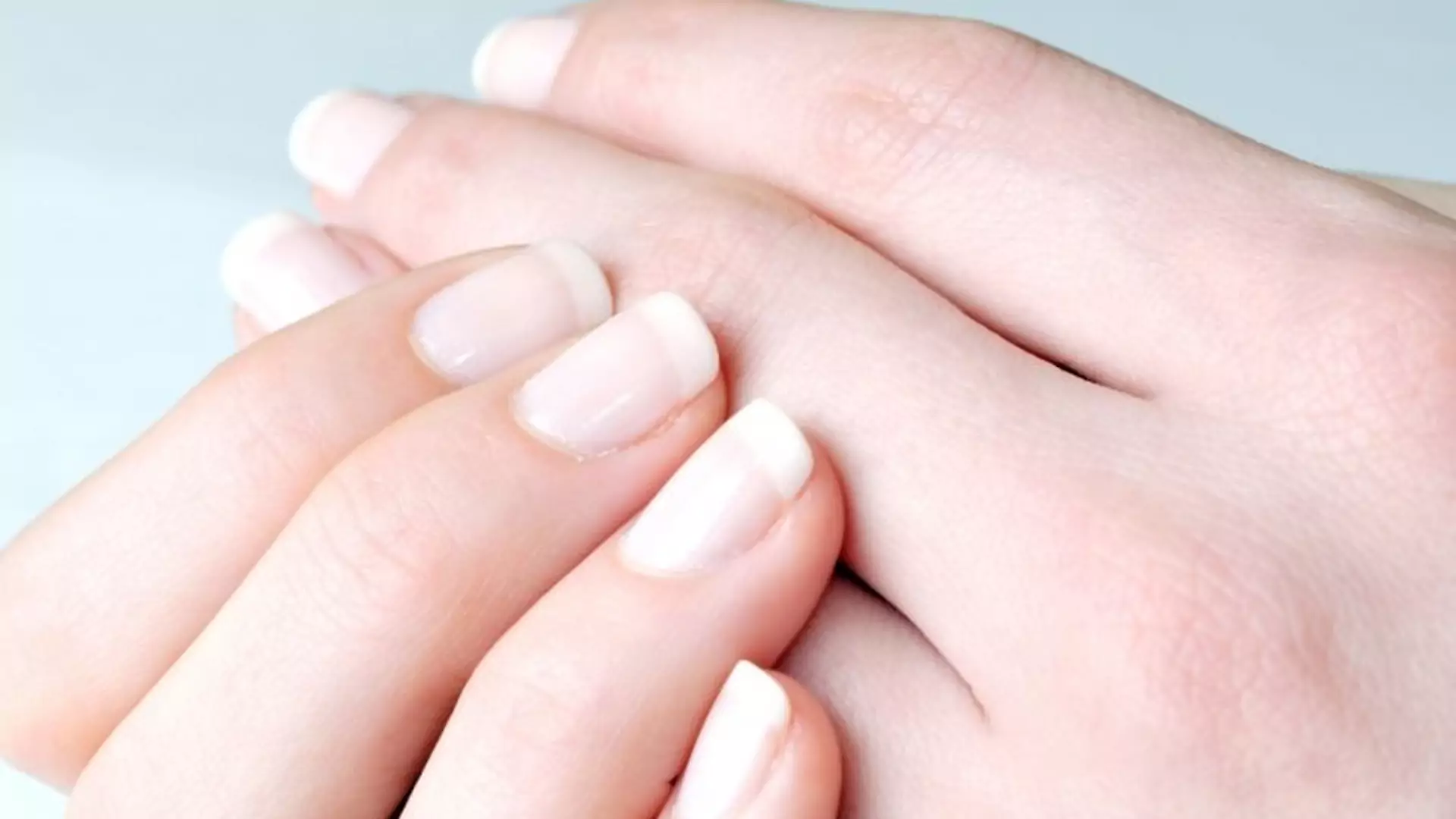 Wybielanie paznokci: zadbaj o dłonie