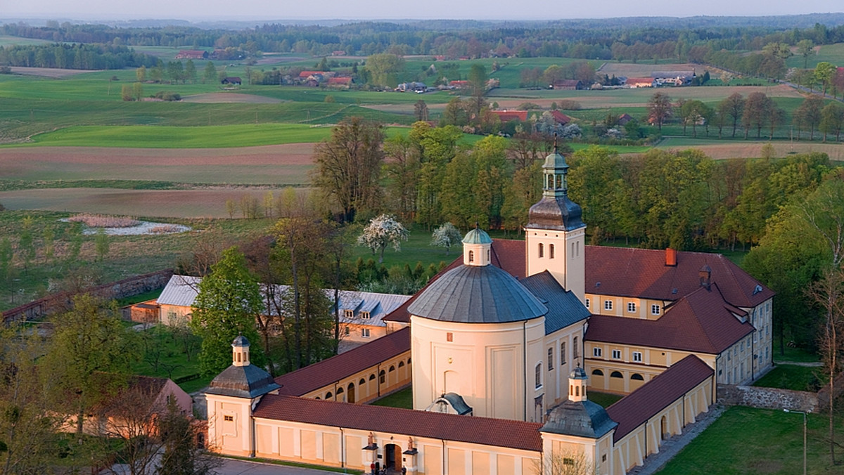 We wtorek zakończono renowację XVIII-wiecznych polichromii w krużgankach barokowego Sanktuarium Matki Pokoju w Stoczku Klasztornym - poinformowały warmińsko-mazurskie służby ochrony zabytków. Większość prac konserwatorskich sfinansowano ze środków unijnych.