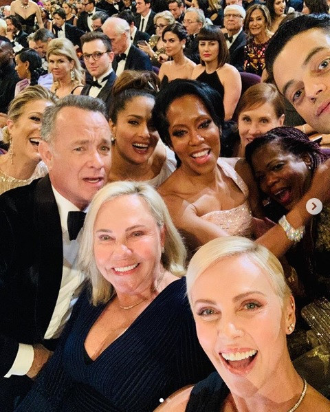 Oscary 2020: selfie Charlize Theron