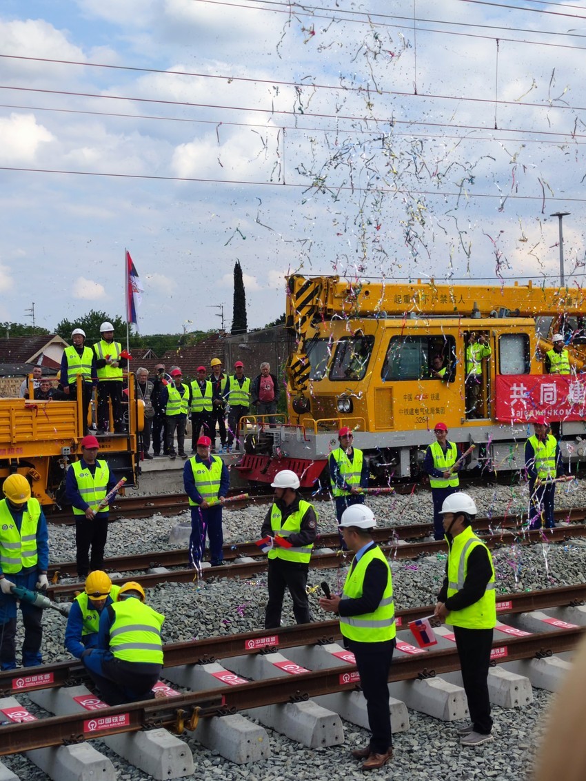 Nakon pojedinačnog obraćanja prisutnima, svi zvaničnici pritisli su taster