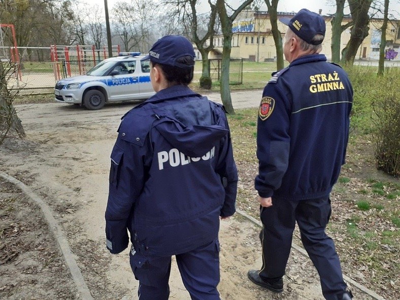 Koronawirus. Aleksandrów Kujawski. Patrol policji i straży gminnej