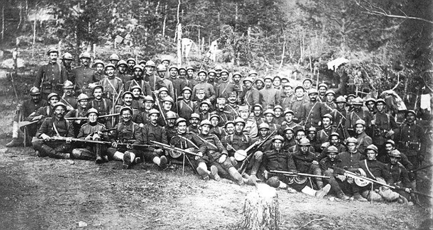 Grupna slika sa ratnim drugovima