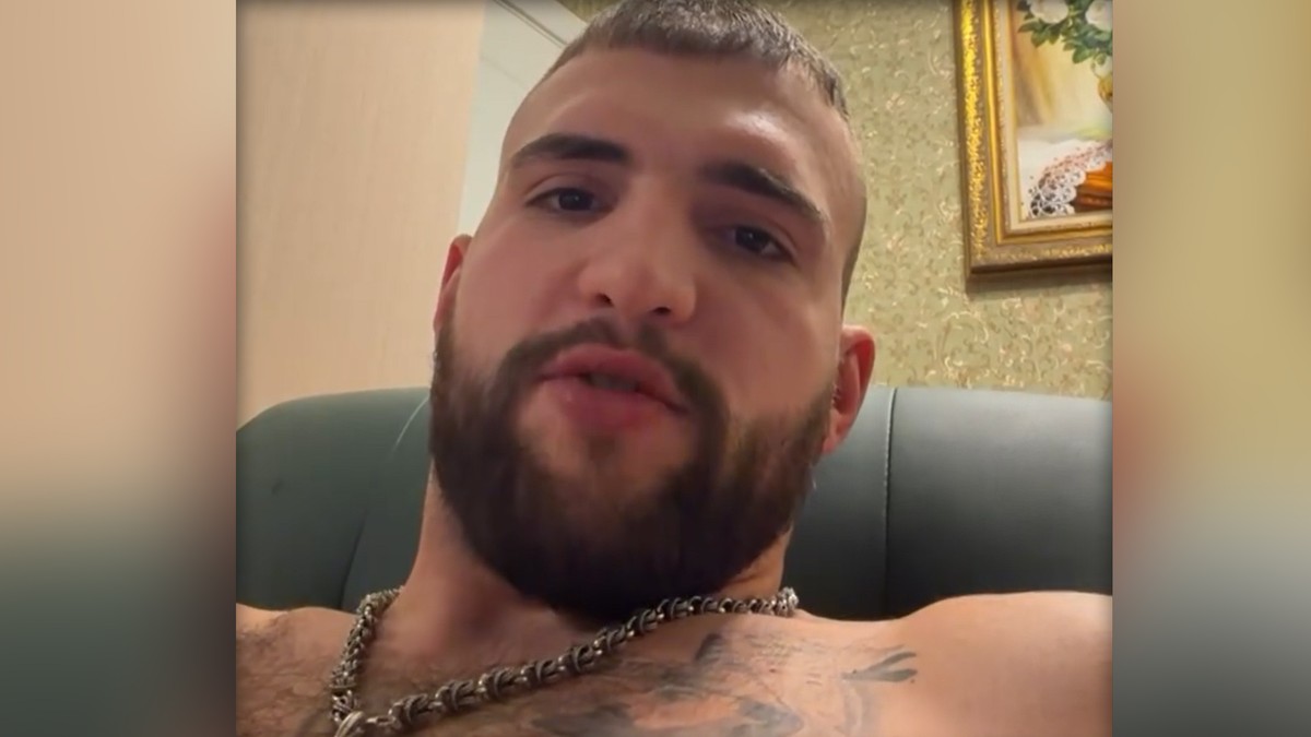 KRST OKO VRATA I TETOVAŽE U PRVOM PLANU Veljko Ražnatović se oglasio iz Rusije: Uvalio se u fotelju i pozira bez majice