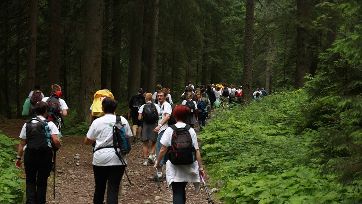 860 kilogramów śmieci zebrało ponad 3 tysiące wolontariuszy, którzy w sobotę wyruszyli sprzątać tatrzańskie szlaki w ramach akcji "Czyste Tatry" - poinformowało w niedzielę PAP Stowarzyszenie Czysta Polska, które już po raz drugi organizowało akcję.