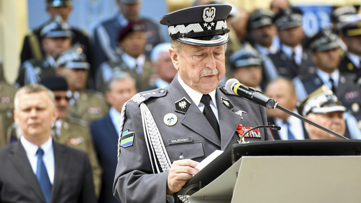 Generał Lech Majewski to najwyższy rangą oficer, któremu w III RP prokuratura postawiła zarzuty. Chodzi o sprawę organizacji pokazów lotniczych Air Show w Radomiu. Śledczy zarzucają mu przekroczenie uprawnień i przywłaszczenie środków poprzez "pozostawienie ich w dyspozycji SWAT" - stowarzyszenia, które współorganizowało pokazy lotnicze. - Pan generał nie mógł przywłaszczyć pieniędzy, którymi nigdy nie mógł rozporządzać jako właściciel – odpiera zarzuty Radosława Baszuk, pełnomocnik generała. 