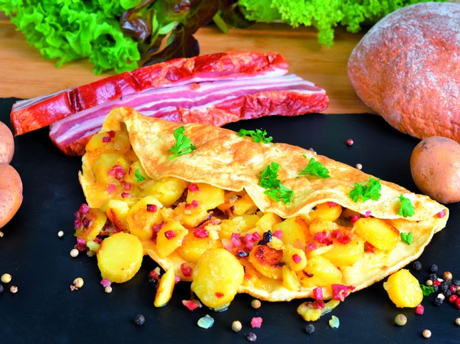 109253_holandija-stockphotofarmersbreakfastomeletwithfriedpotatoesonionsandbacon386427328