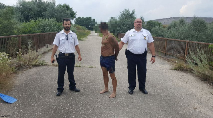 Megbilincselték az ittas vezetésért keresett tilosban fürdőzött / Fotó: police.hu