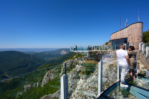 Zvanično otvoren vidikovac na Kablaru, investicija će se isplatiti u prvih godinu dana: "Stotine hiljada ljudi će videti čarobnu lepotu" (FOTO)