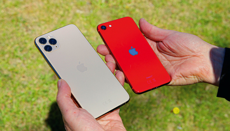 Porównanie wielkości: po lewej stronie iPhone 11 Pro Max, po prawej iPhone SE