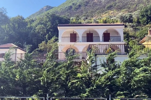 SLAVNI SPORTISTA SAGRADIO U CRNOJ GORI LUKSUZNU VILU TIK UZ MORE Od ogromnih balkona i pogleda na pučinu zastaje dah: "On je faca, IMA MILIONE, a to se ne primećuje"