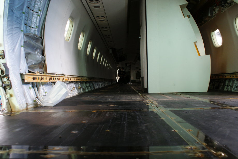 W trakcie przeglądu demontowane jest wnętrze samolotu