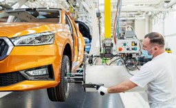 Premier Czech zapowiada walkę z UE o przyszłość pojazdów na paliwa kopalne