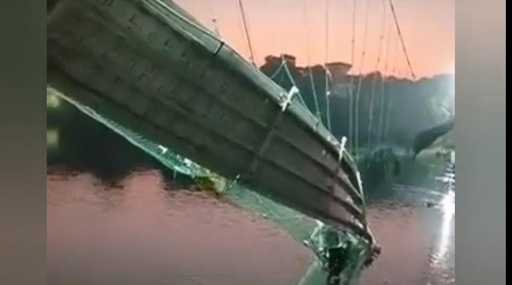 A hidat nemrég újították fel, ám az leszakadt / Fotó: YouTube