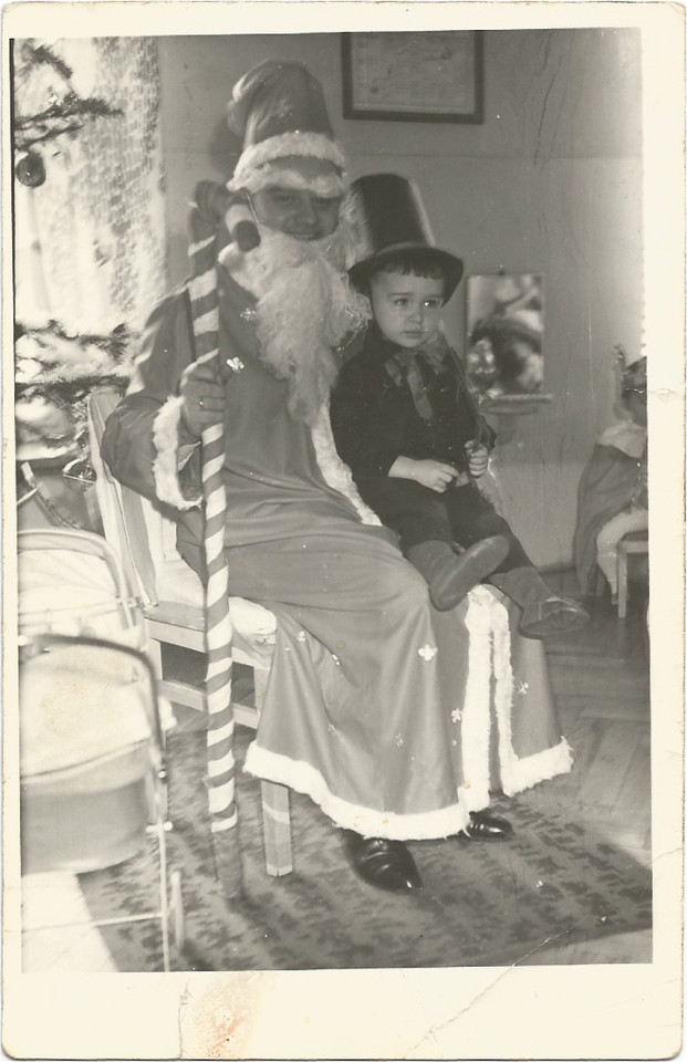 Dwuletni Andrzej Krzywy na kolanach u świętego Mikołaja 