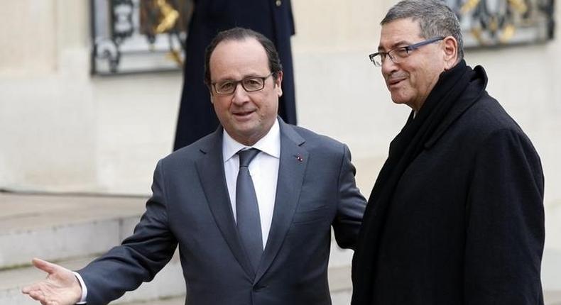French President Francois Hollande (L) welcomes Tunisian Prime Minister Habib Essid at the Elysee Palace in Paris, France, January 22, 2016. REUTERS/Philippe Wojazer