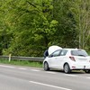 Pokvaren auto na putu - ilustracija