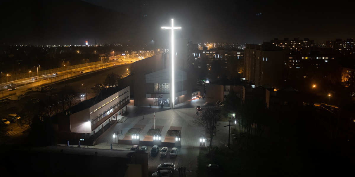 Krzyż kościoła pw. św. Andrzeja Boboli w Lublinie został podświetlony. Mieszkańcy skarżą się, że aż za mocno.