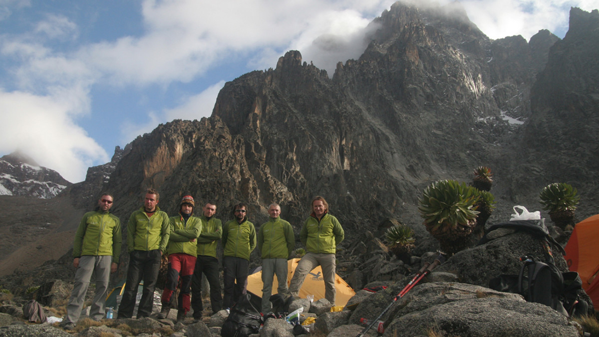 Po prawie trzech tygodniach działalności górskiej do Polski powrócili uczestnicy Wyprawy Przewodników Tatrzańskich AKPT Kraków Mount Kenya 2010. Wyprawa zakończyła się sukcesem, czterech z siedmiu uczestników pokonało północną ścianę Batiana (5199 m n.p.m.) i stanęło na wierzchołku najwyższego szczytu położonego niemal  na samym równiku masywu.