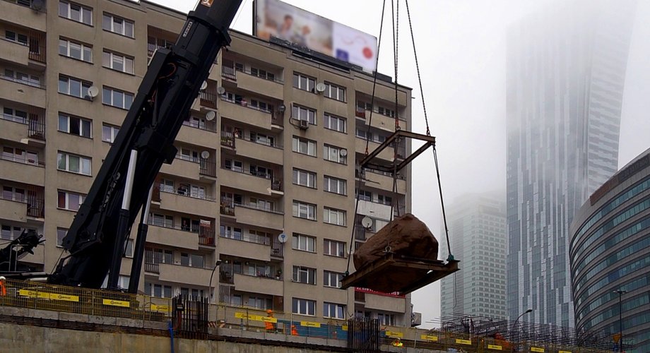 Na razie głaz trafił na Pole Mokotowskie.