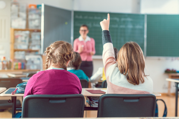 Temat ograniczenia ilości prac domowych w szkołach budzi dyskusje wśród rodziców i nauczycieli