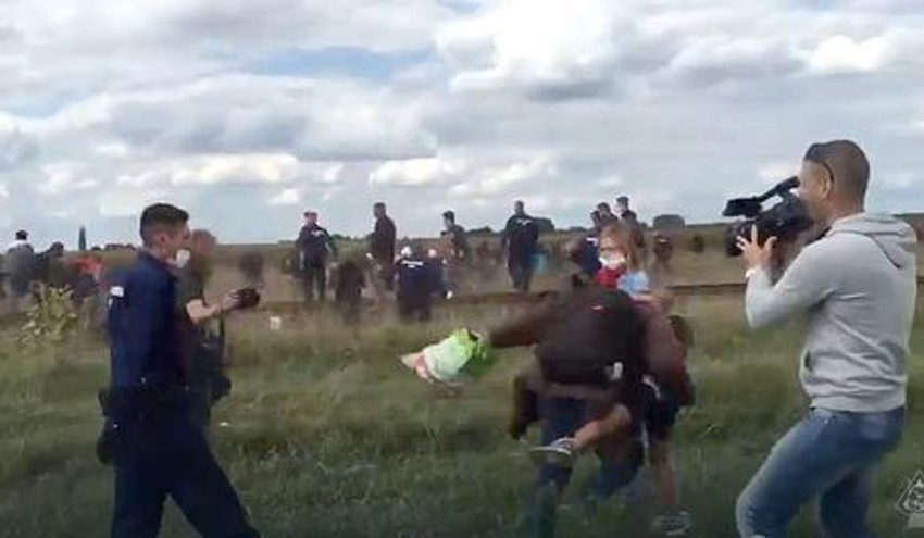 Momenat kada Laslo šutira izbeglice