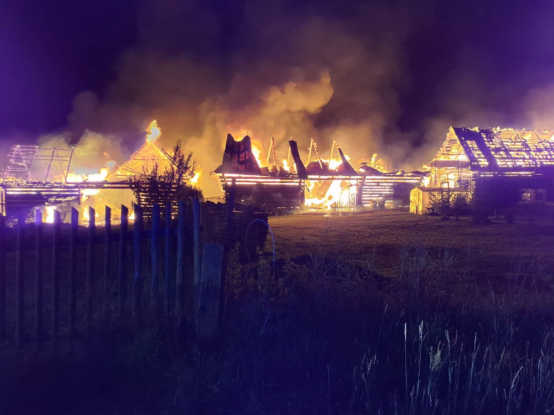 Nočný požiar v Braväcove zasiahol 10 stavieb.