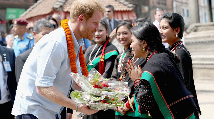 Harry virágcsokrokat kapott az öt nepáli szűzlánytól / Fotó: Europress Getty Images