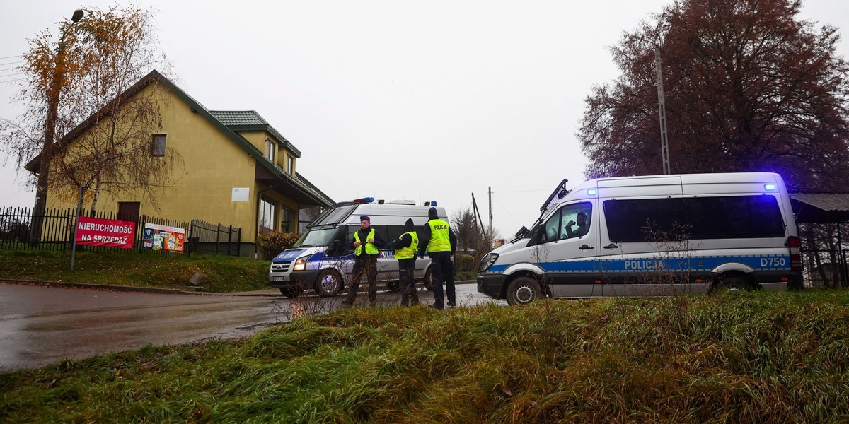 Policja blokuje wjazd do wsi Przewodów. We wtorek w miejscowości spadł pocisk niewiadomego pochodzenia.