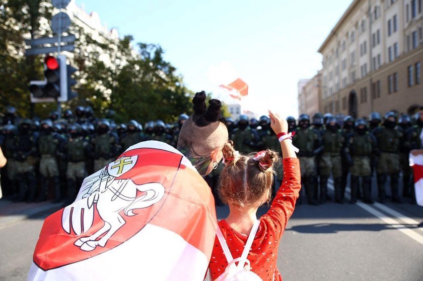 Białoruś: milicja brutalnie pacyfikuje protesty w Mińsku