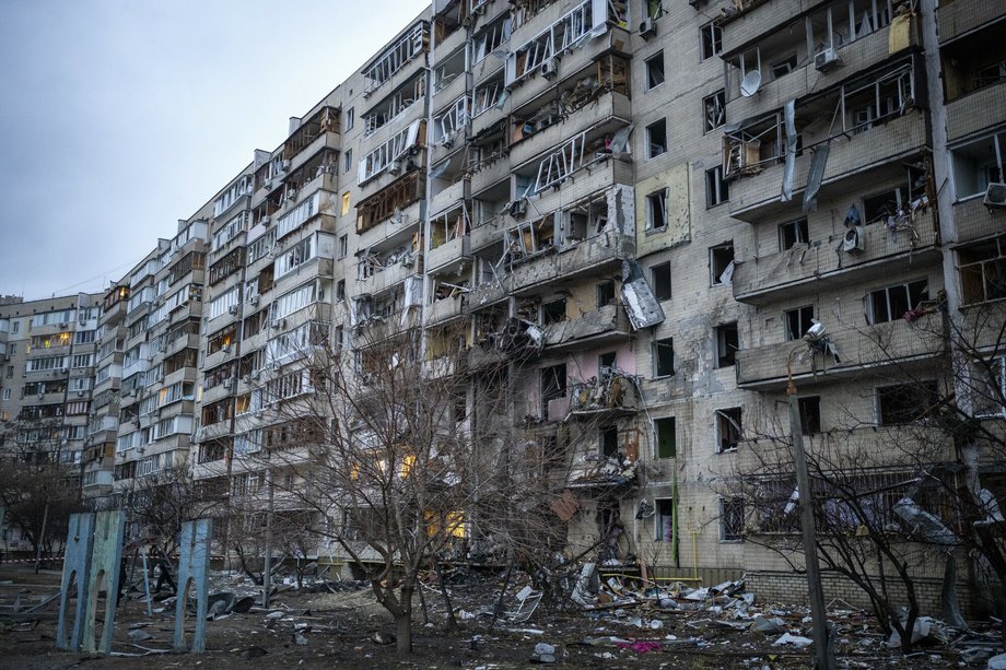 Blok mieszkalny zniszczony podczas ataku rakietowego. Kijów, 25 lutego 2022.