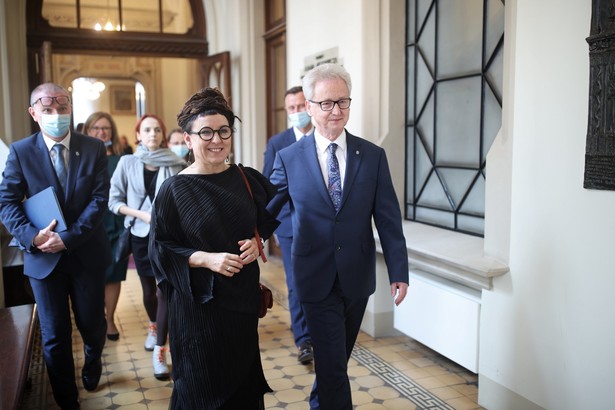 Olga Tokarczuk oraz rektor Uniwersytetu Jagiellońskiego prof. dr hab. Jacek Popiel