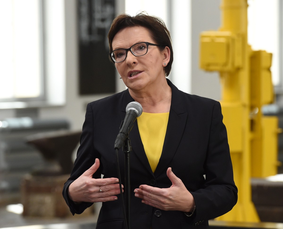 Premier Ewa Kopacz podczas konferencji prasowej w Centrum Nauki i Sztuki Stara Kopalnia w Wałbrzychu, PAP/Radek Pietruszka