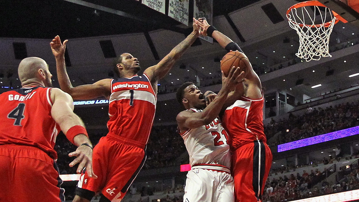 Powrót do fazy play-off Washington Wizards i Marcina Gortata był bardzo udany. Pierwsze spotkanie przeciwko Chicago Bulls drużyna ze stolicy USA wygrała 102:93. Polak zanotował double-double zdobywając 15 punktów i 13 zbiórek.