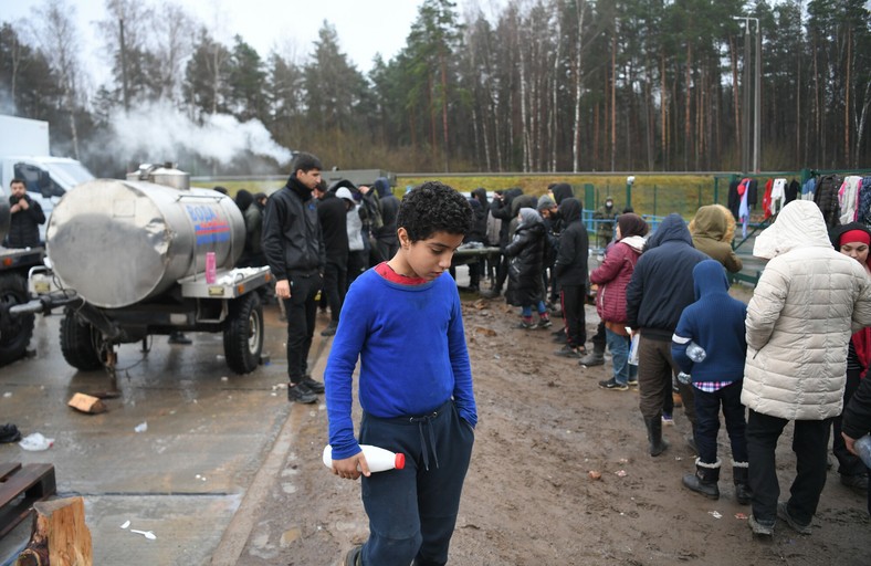 Beczkowozy, którymi białoruskie służby dostarczają wodę migrantom koczującym w centrum logistycznym w Bruzgach. (Zdjęcie pochodzi z drugiej połowy listopada 2021 r.).