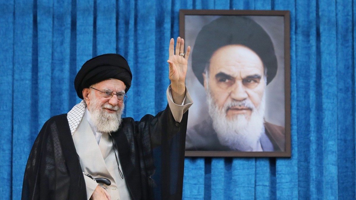Vrhovni vođa Irana Ali Hamnei ispred slike nekadašnjeg vrhovnog vođe Ruholaha Homeinija