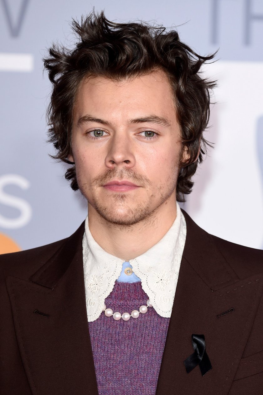 Harry Styles skończył 27 lat! Od gwiazdy boys bandu do ikony mody. Jak zmieniał się piosenkarz?