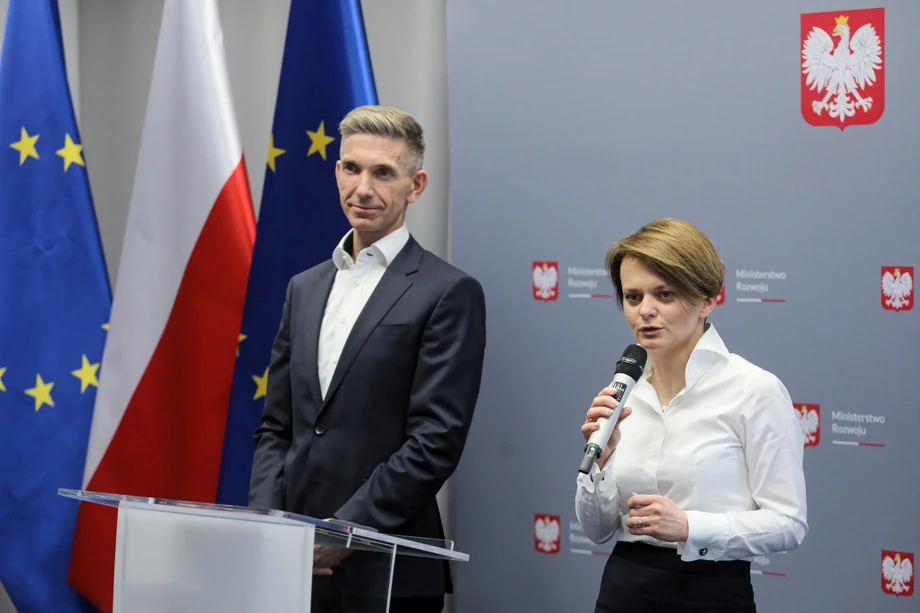 Minister rozwoju Jadwiga Emilewicz i dyrektor generalny AstraZeneca Pharma Poland Jarosław Oleszczuk podczas konferencji prasowej w Ministerstwie Rozwoju 