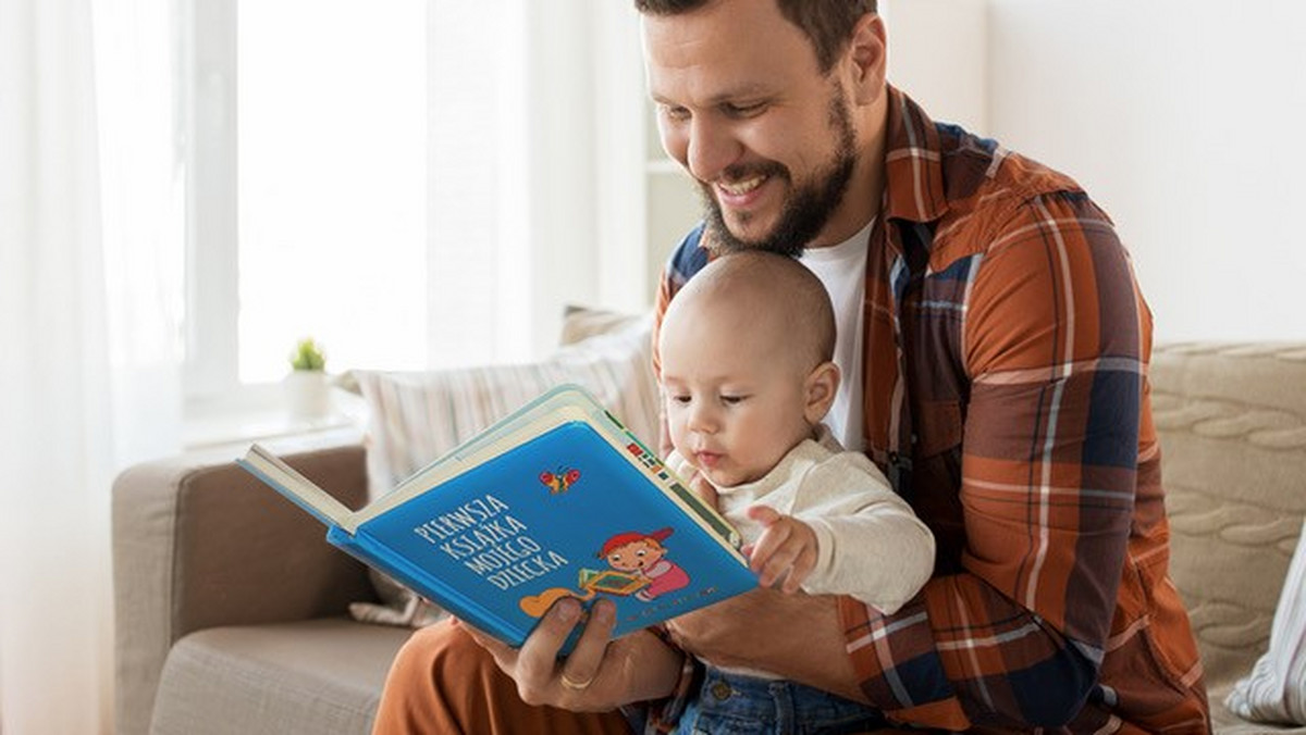 Od 17 lat Fundacja "ABCXXI - Cała Polska czyta dzieciom" promuje głośne czytanie dzieciom. Celem projektu "Pierwsza Książka Mojego Dziecka" jest uświadomienie młodym rodzicom, jak ważne dla prawidłowego rozwoju emocjonalnego, językowego i umysłowego dziecka jest czytanie mu od urodzenia. 20 minut dziennie. Codziennie!