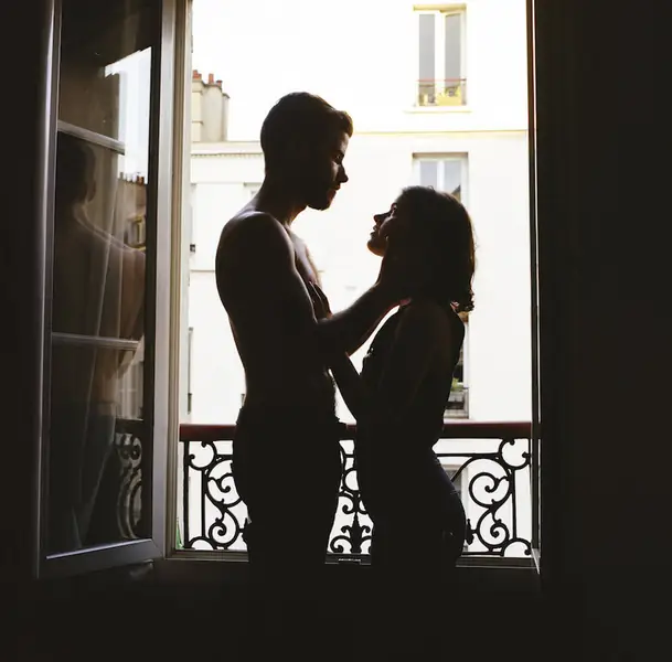 touchingandintimatephotographsofcouples-17-900x887