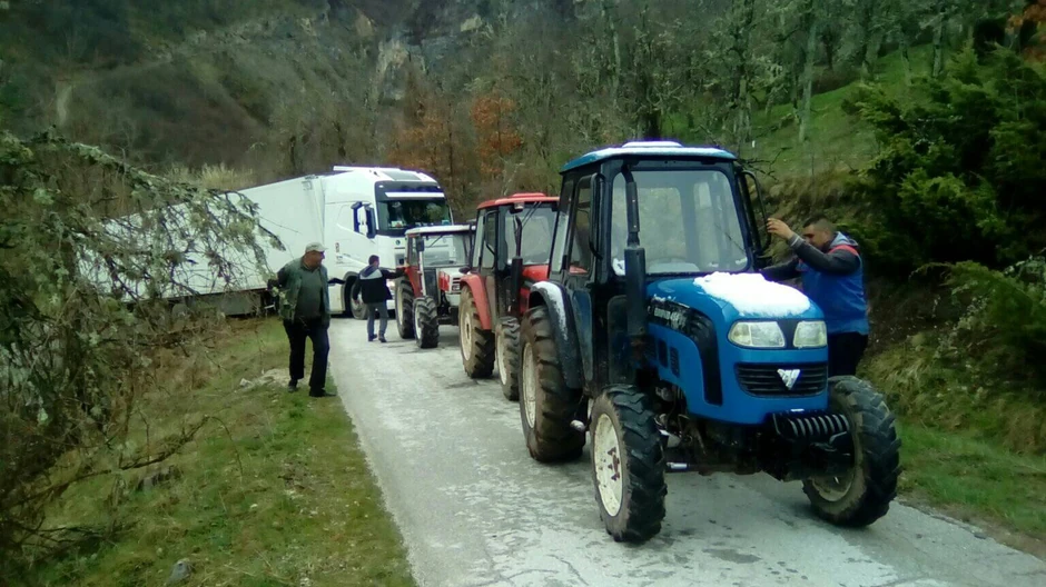 Seljani pomažu kamiondžiji da se iščupa iz krivine