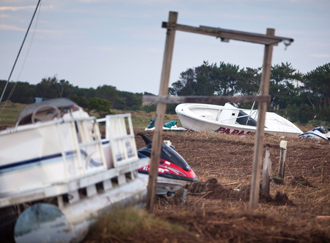 Łodzie wyrzucone na brzeg w Nags Head, w Pn. Karolinie