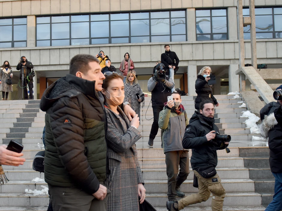 Milena Radulović u zagrljaju oca nakon saslušanja u Višem tužilaštvu