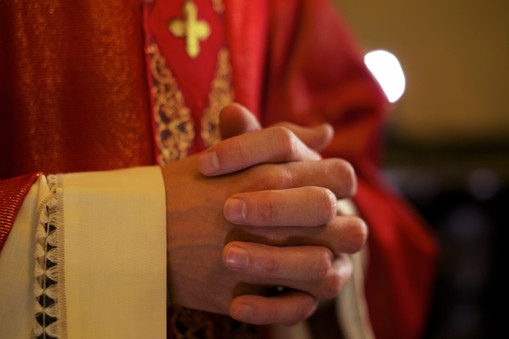 Ponura prawda o życiu księży. Większość powołań to ucieczka.